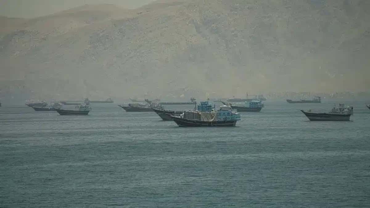 Navios ancorados no Estreito de Ormuz