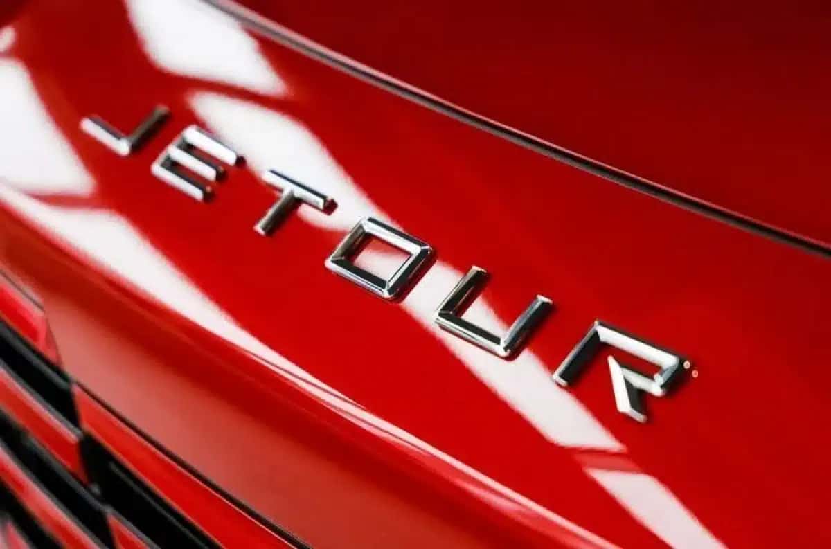 Imagem mostra o logotipo da montadora chinesa Jetour em uma concessionária em Lyubertsy