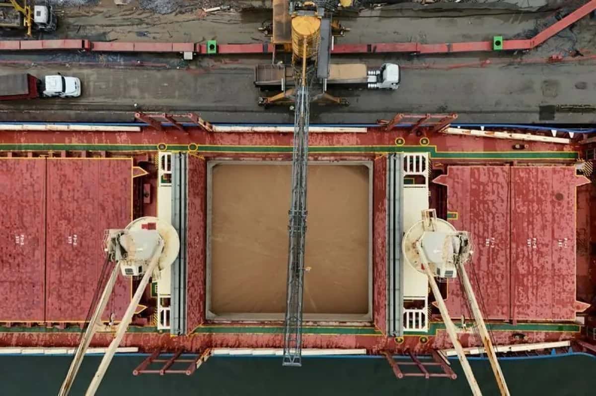 Imagem captada por drone mostra um navio sendo abastecido com soja no terminal da Cofco, no porto de Santos