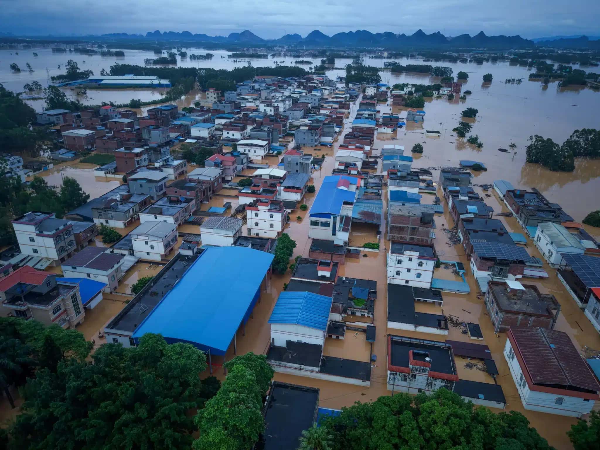 Imagem captada por drone mostra enchente após fortes chuvas causadas pelo tufão Maysak, em Hengzhou, na China 6 de julho de 2026 China Daily via REUTERS