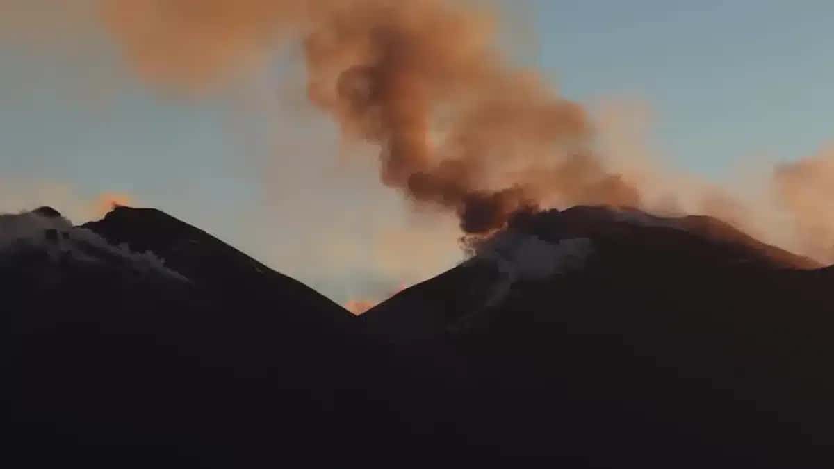 Nuvem de cinzas do vulcão Etna interrompe chegadas no aeroporto de Catânia, na Sicília