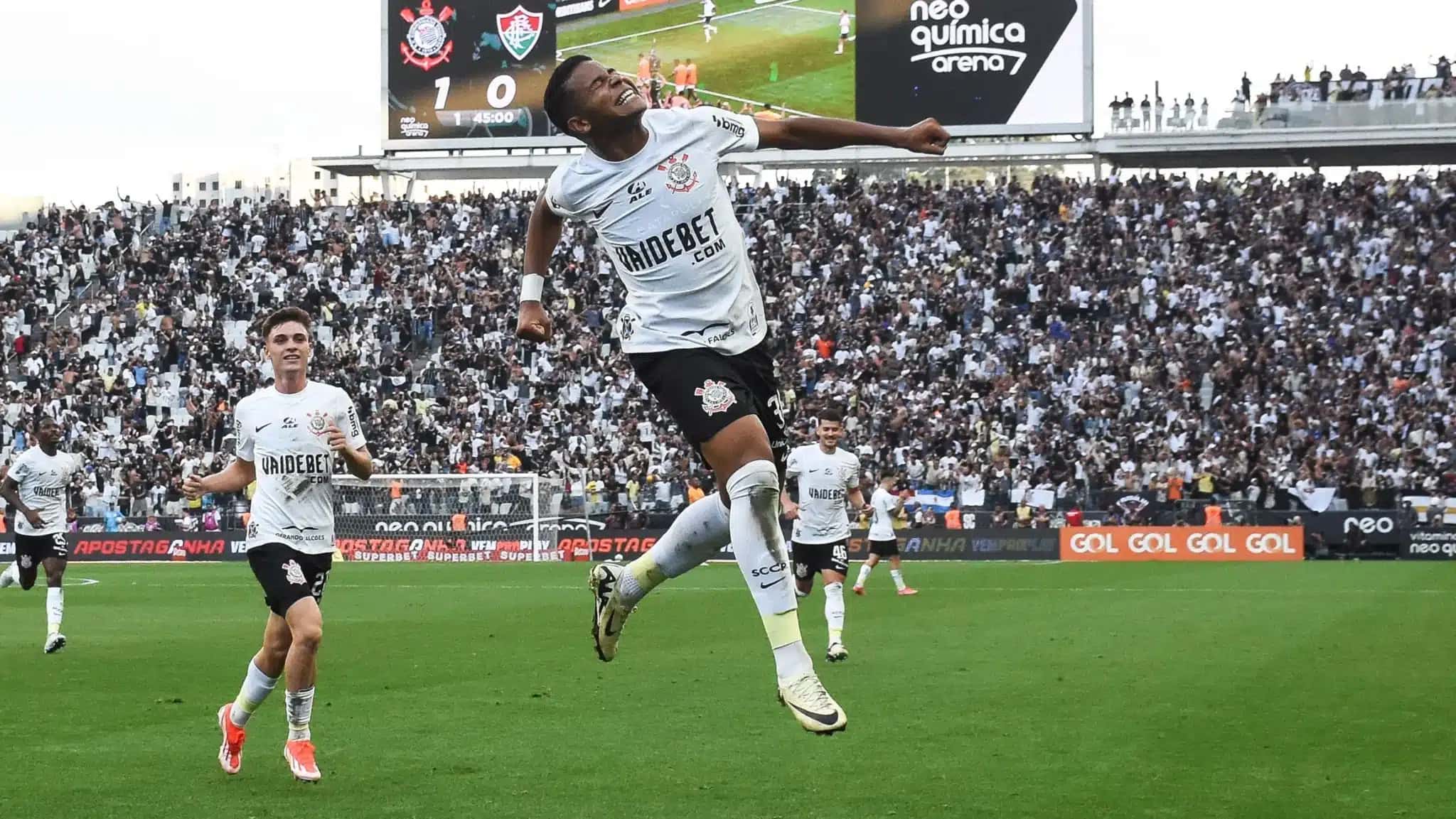 Wesley comemora gol pelo Corinthians sobre o Fluminense