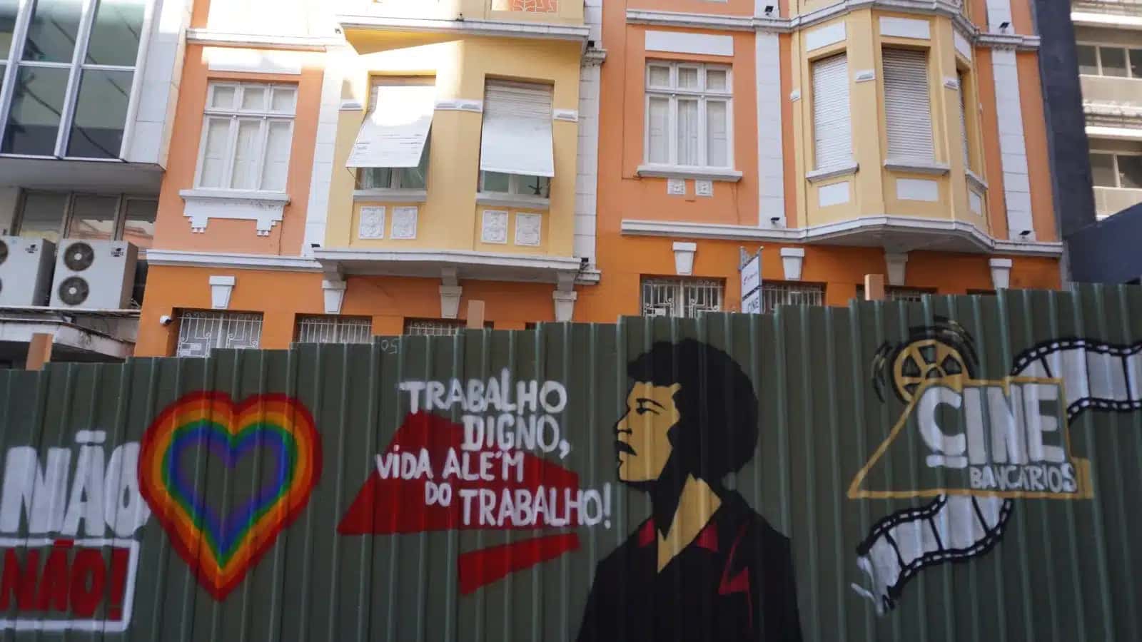 Grafites do artista Reis estampam os tapumes das obras da nova esplanada do SindBancários, no Centro Histórico de Porto Alegre