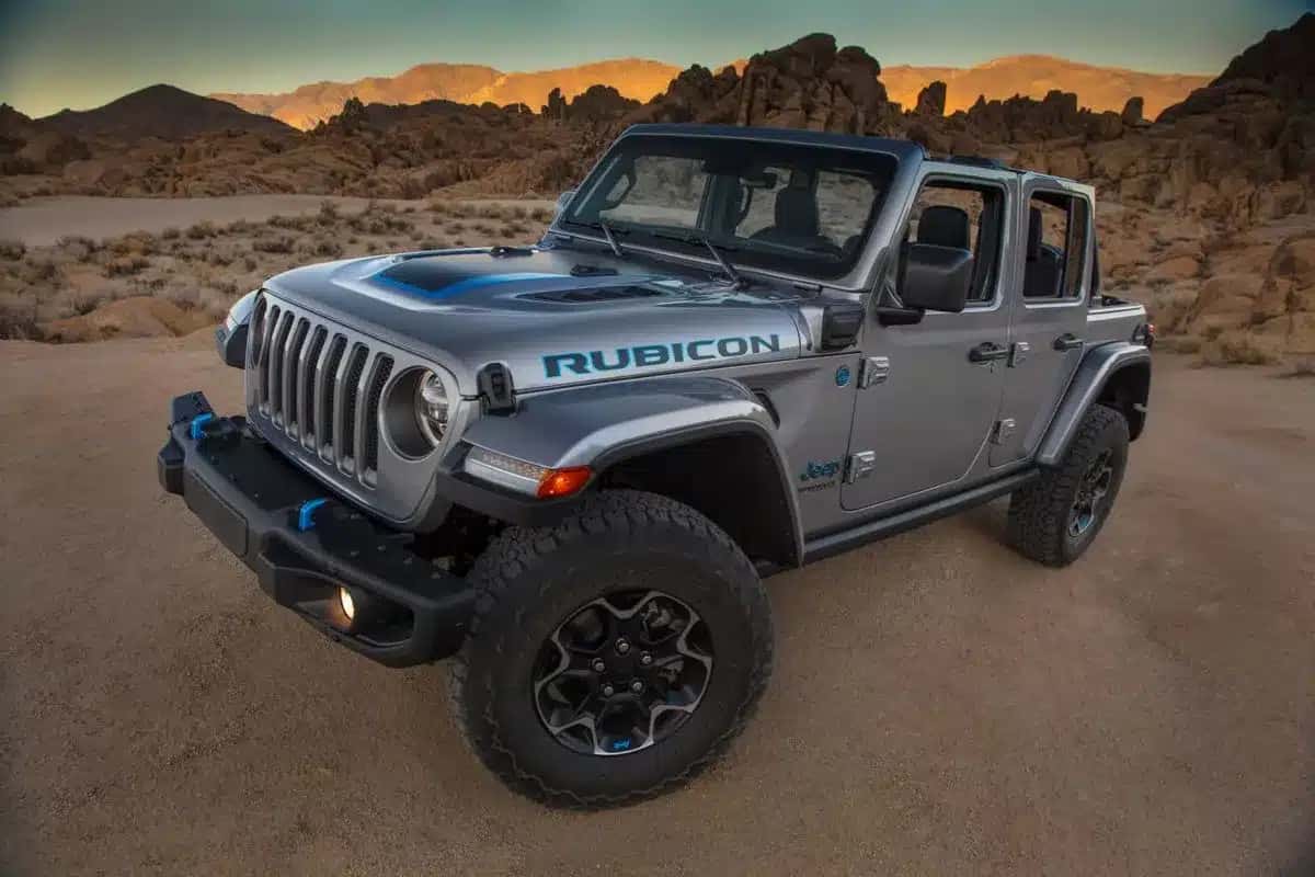 Jeep Wrangler 4xe: o automóvel tem detalhes em azul, como os ganchos do reboque