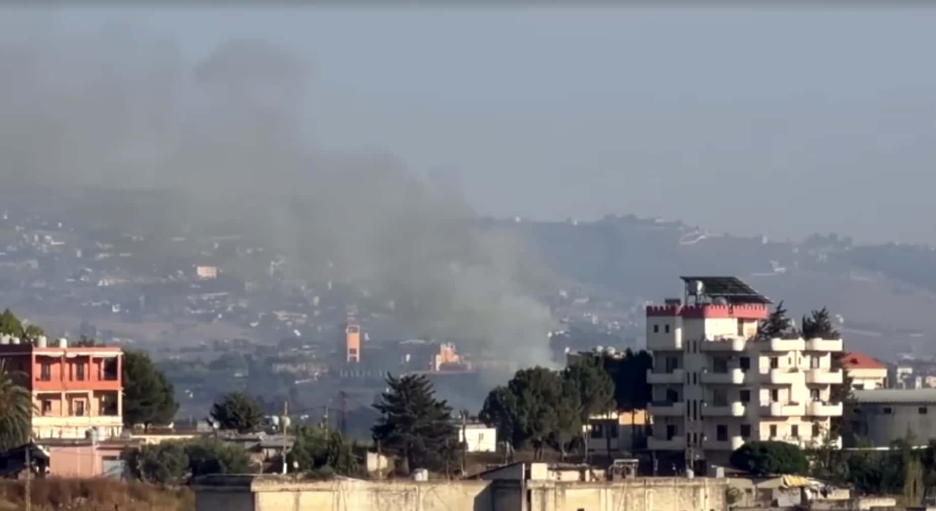 Fumaça em Nabatieh Al-Fawqa, no sul do Líbano, após um ataque israelense
