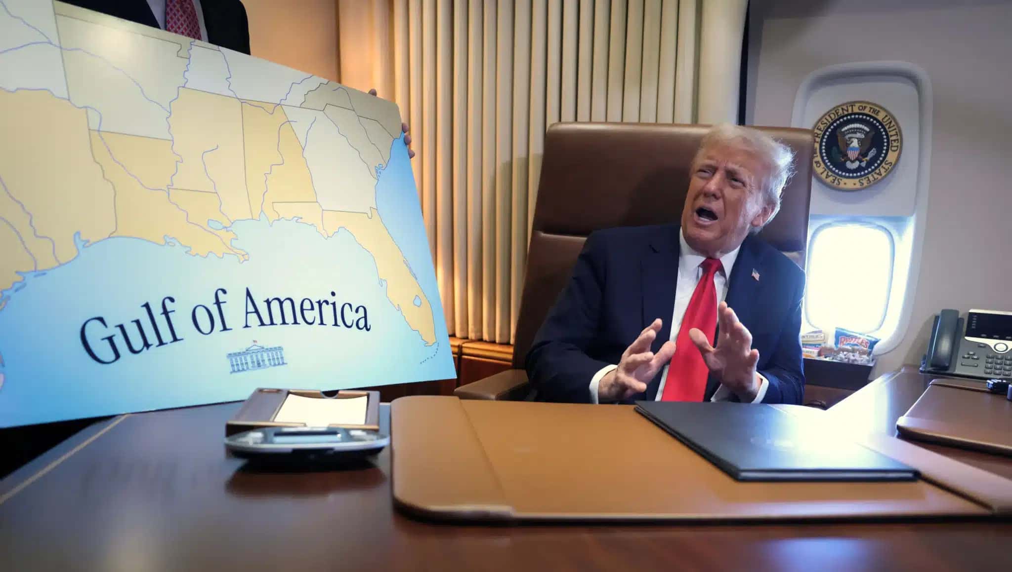 Presidente dos EUA, Donald Trump, fala com repórteres a bordo do Força Aérea Um 09/02/2025