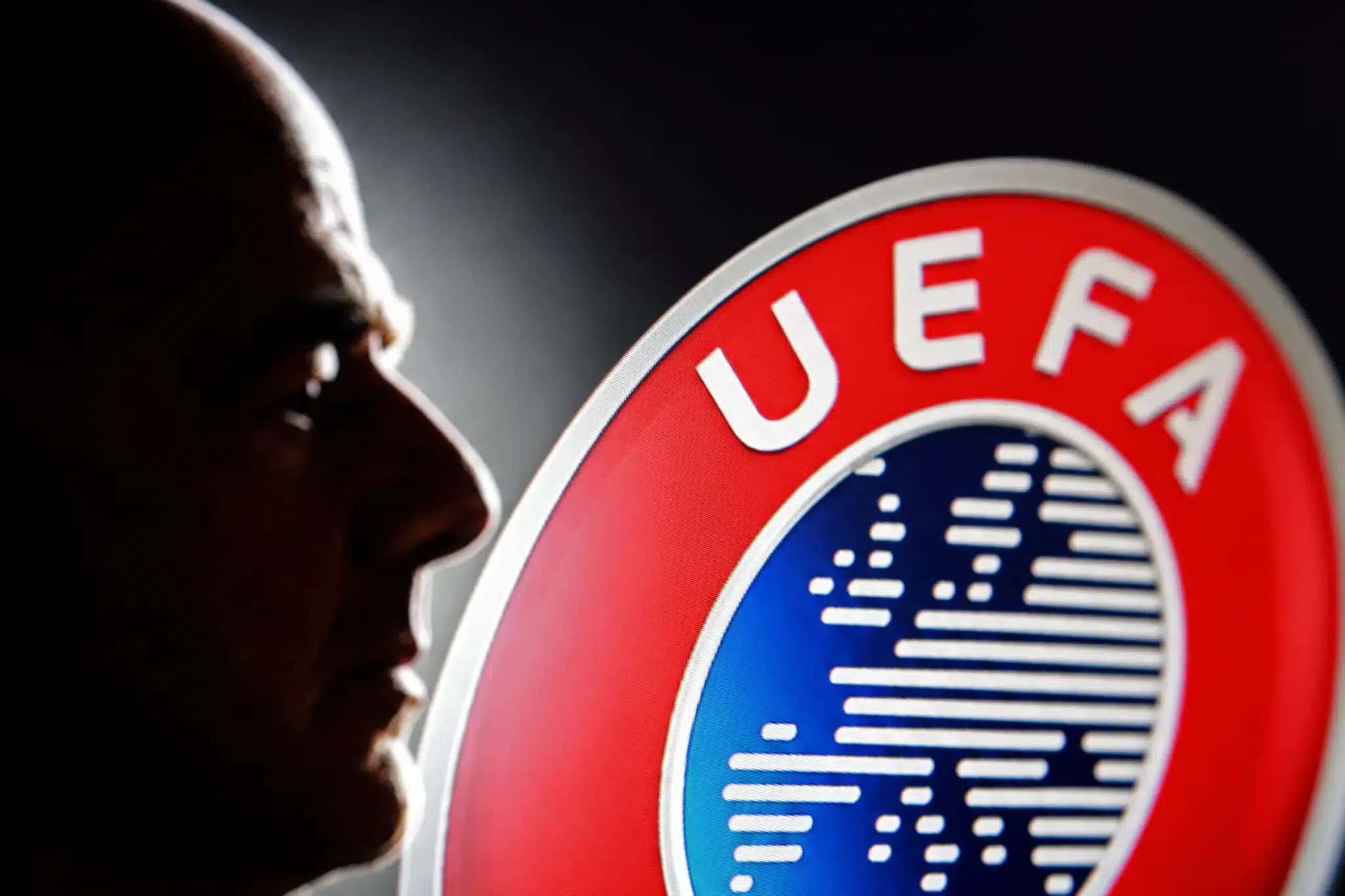 Ilustração mostra silhueta de Gianni Infantino, presidente da Fifa, e logo da Uefa