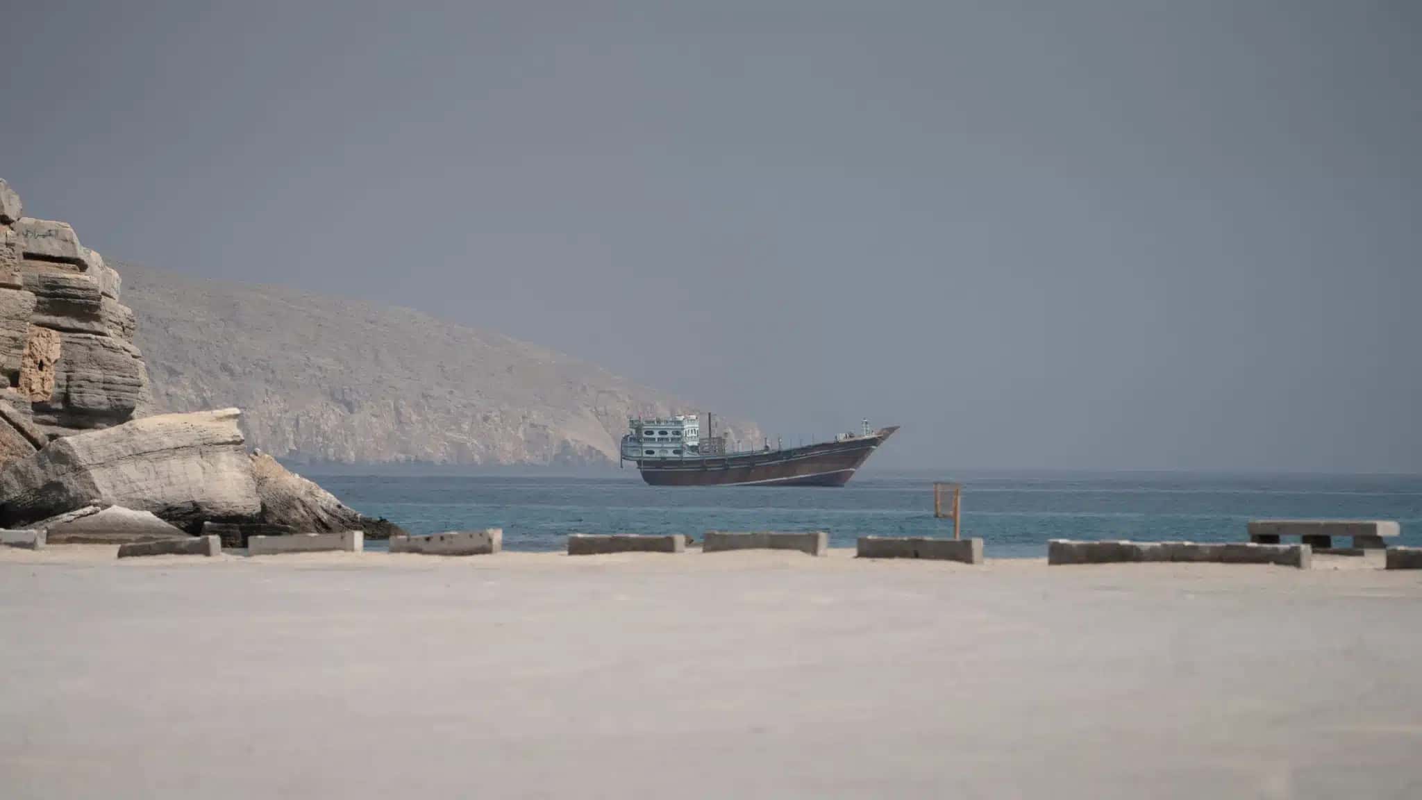 Uma embarcação próxima ao Estreito de Ormuz, vista de Musandam, Omã, em 24 de agosto