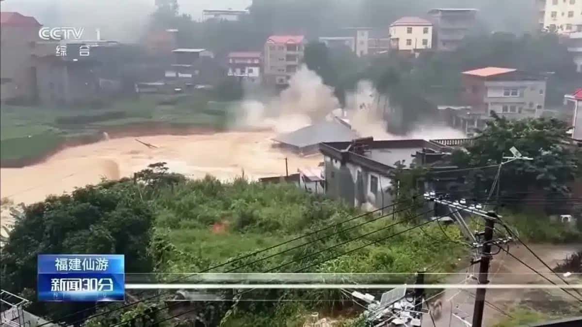 Milhares de pessoas foram retiradas após o tufão Saudel trazer chuvas torrenciais para as áreas costeiras da China