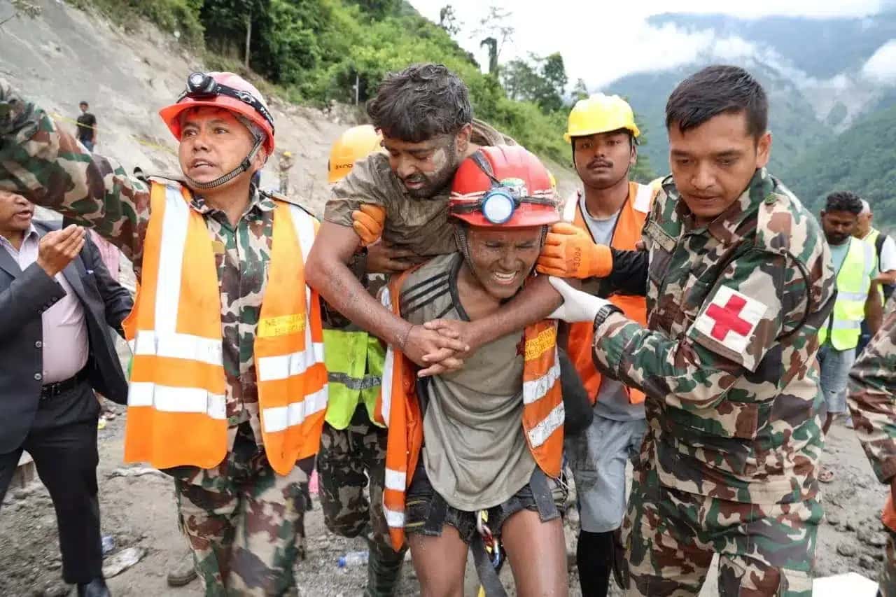 Sobrevivente é carregado após ter sido resgatado de túnel após inundação no Nepal 4 de setembro