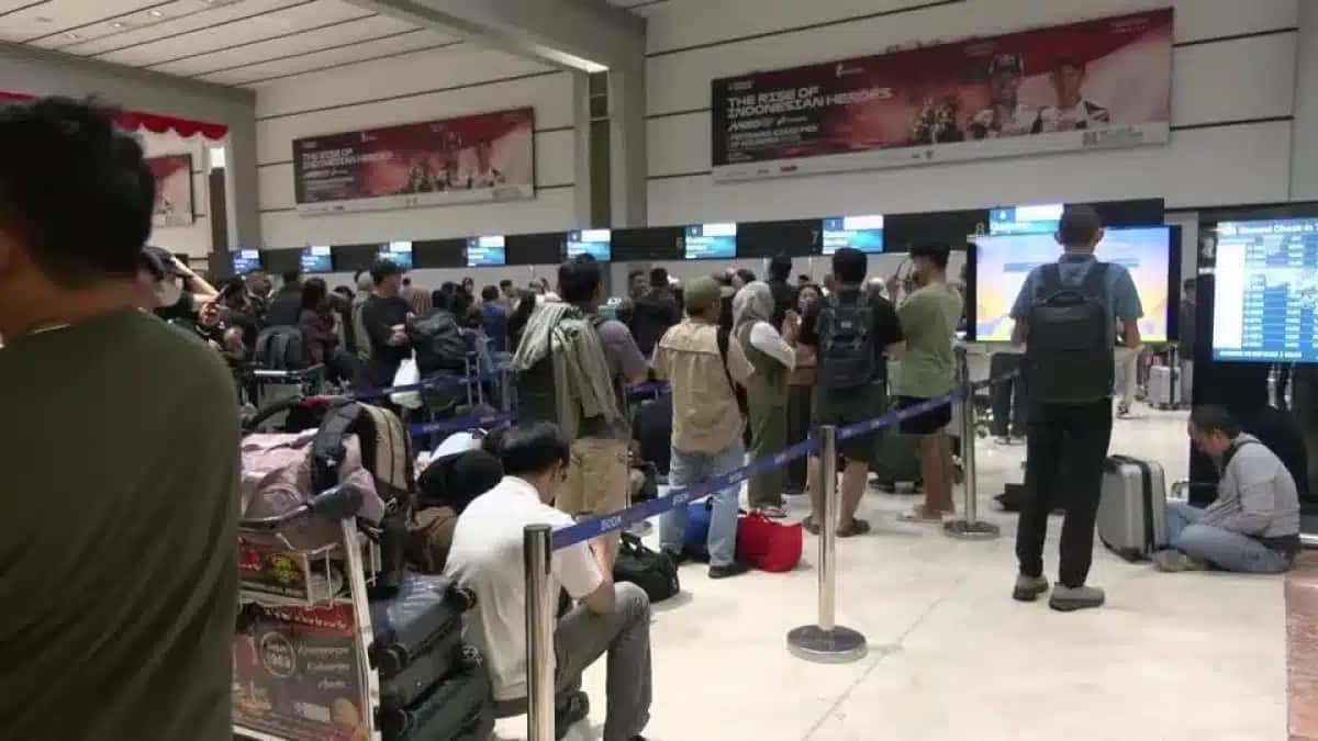 Erupção do Anak Krakatau prende centenas de pessoas no aeroporto de Jacarta, na Indonésia