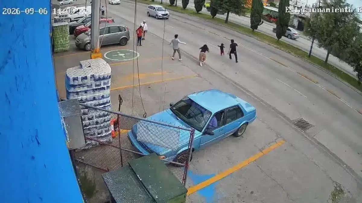 Câmera de segurança no México registrou momento em que homem tira criança da rua antes de carro a atingir