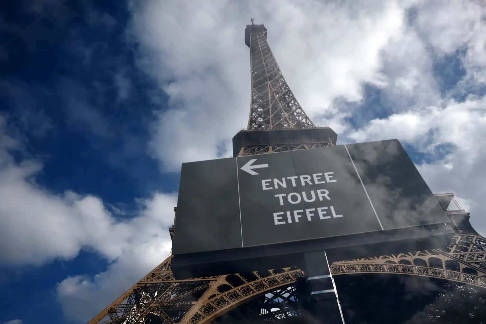 Placa na entrada da Torre Eiffel, em Paris, França, em 7 de setembro de 2026
