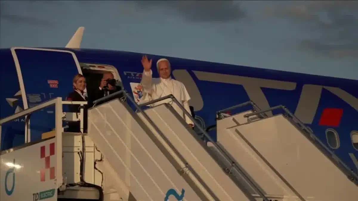 O Papa Leão XIV parte de Roma para visitar a França