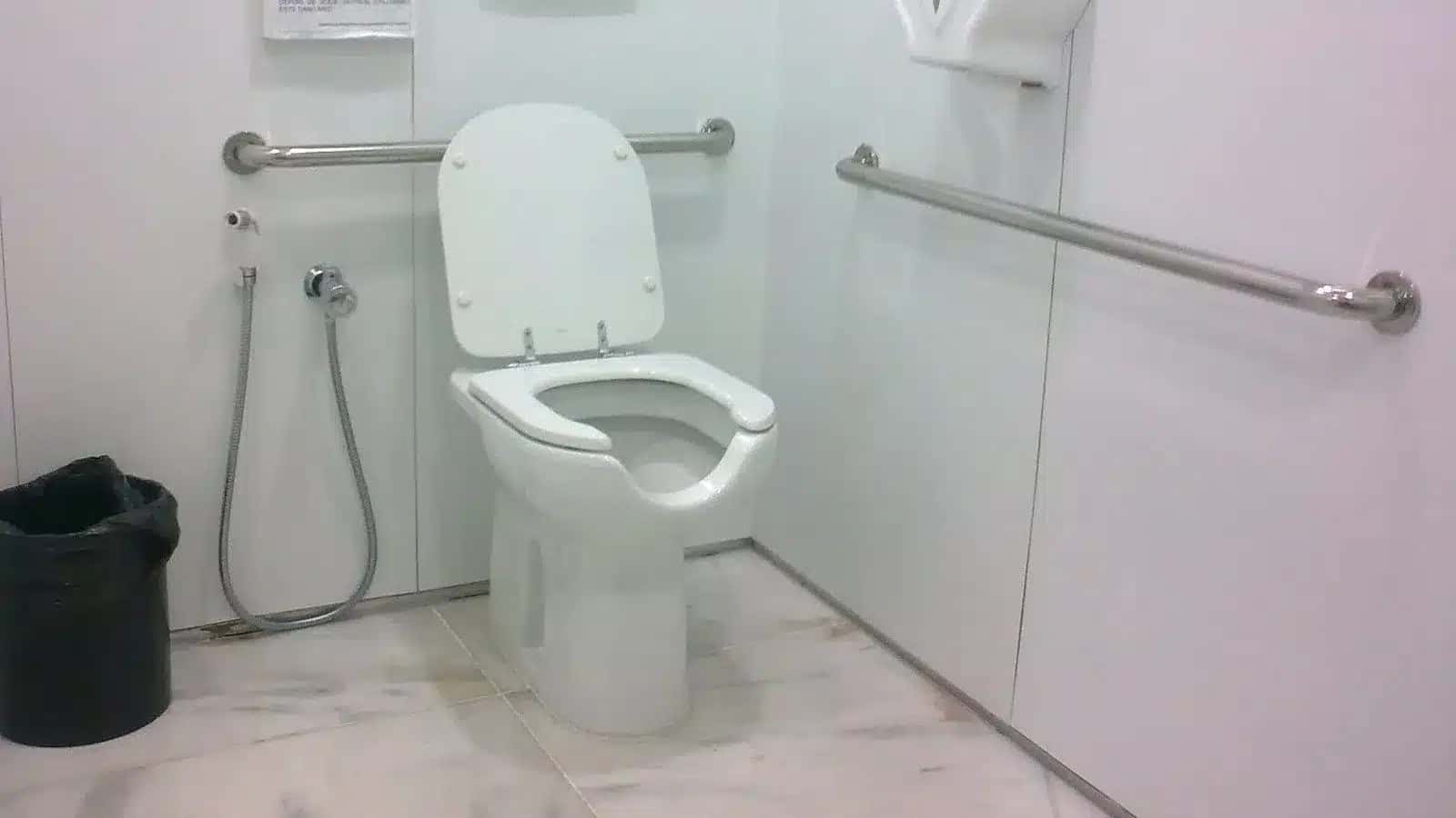 Normas e legislação proíbem a instalação de vasos sanitários com abertura frontal