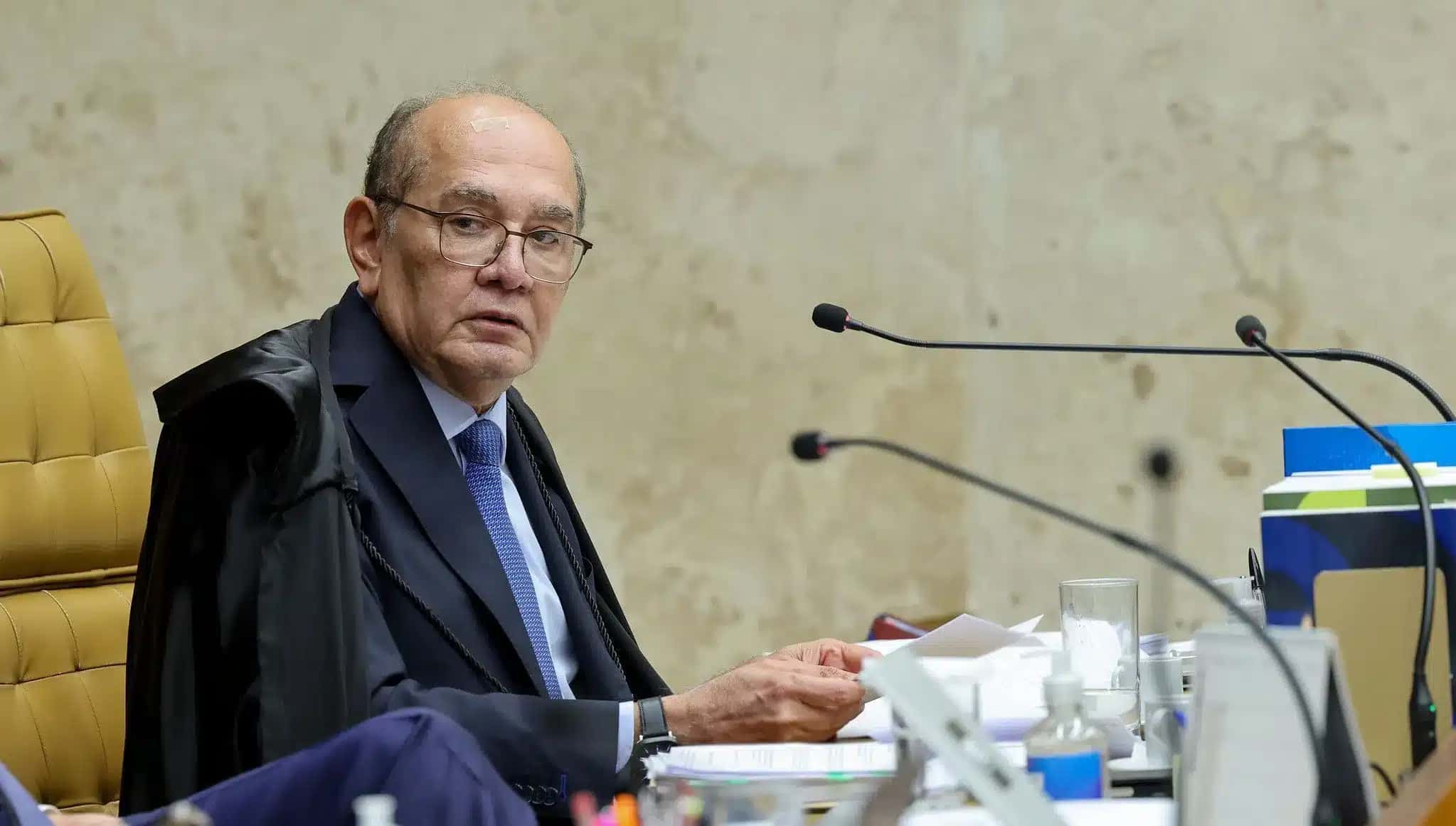 Ministro Gilmar Mendes em sessão do STF que analisa relatório da PF sobre mensagens entre Moraes e Vorcaro