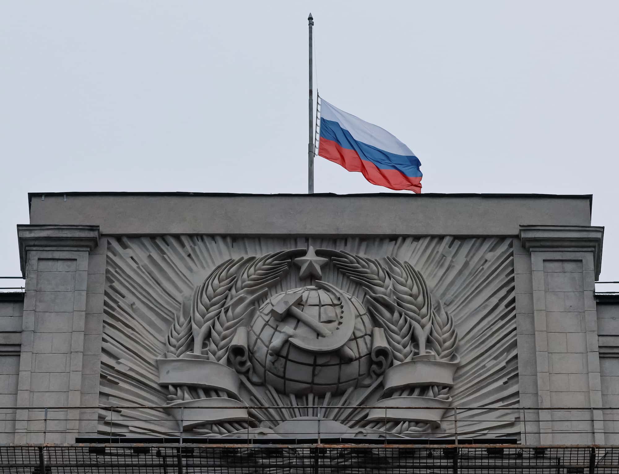 Uma bandeira nacional russa é vista baixada na sede da Duma Estatal em Moscou
