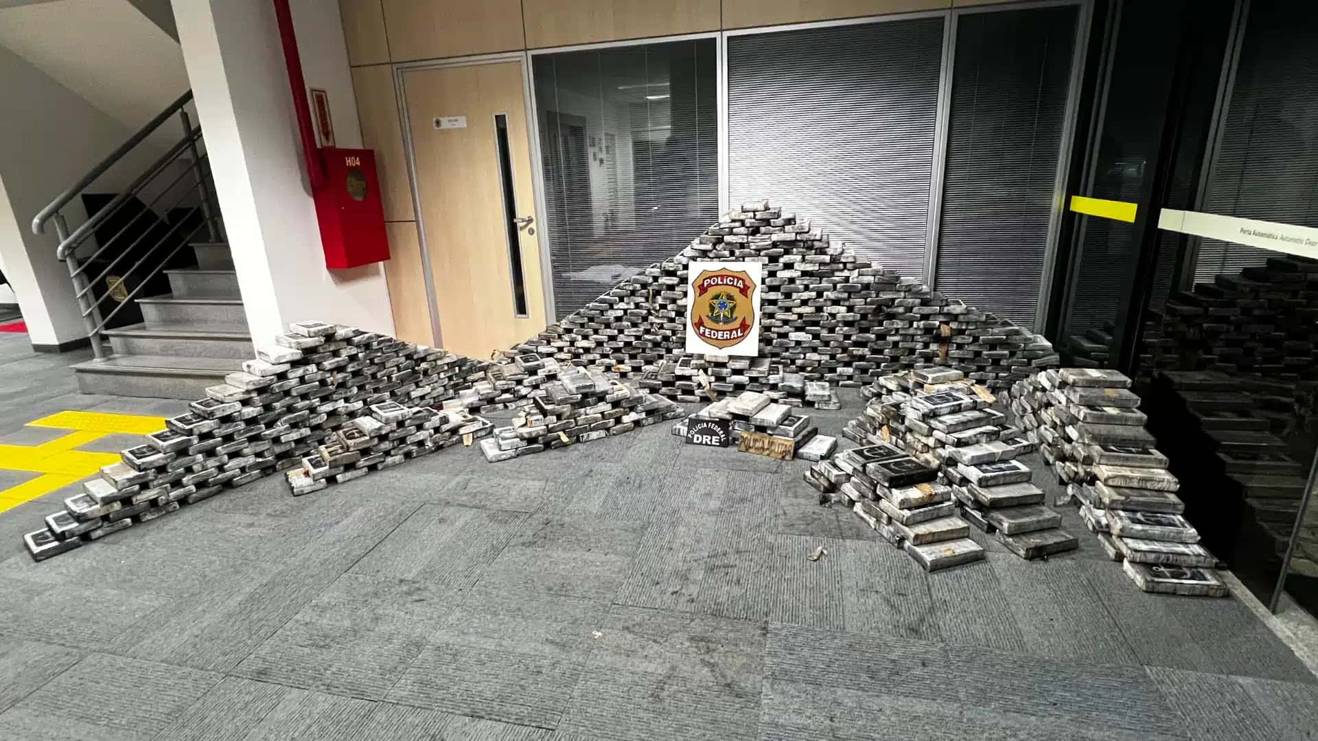 Somente nesta terça-feira (8), foram encontrados 725 quilos da droga em um depósito clandestino