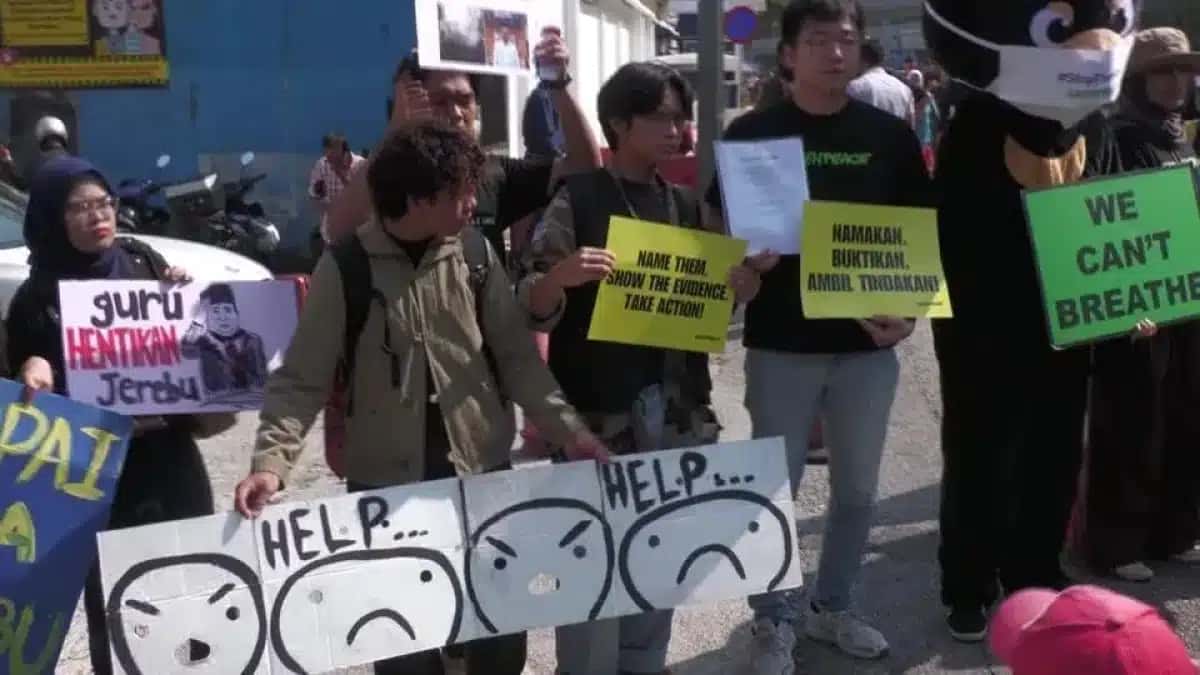 Grupos ambientalistas exigem responsabilização transfronteiriça pela fumaça na Indonésia.