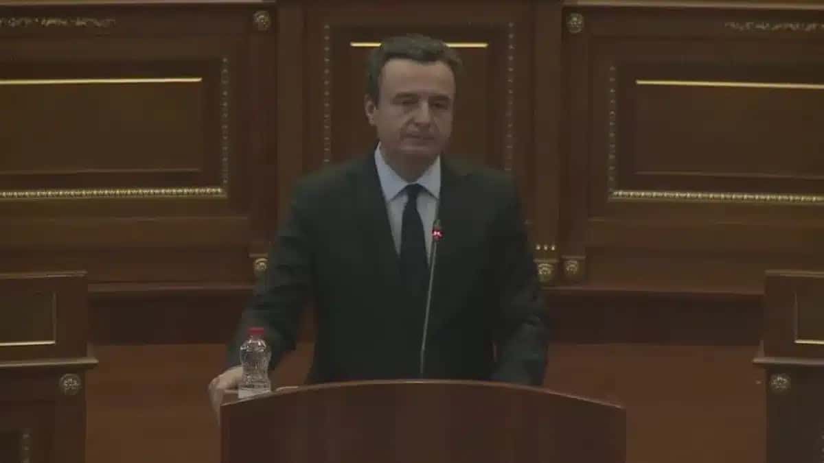 Albin Kurti é reeleito premiê do Kosovo; crise política continua