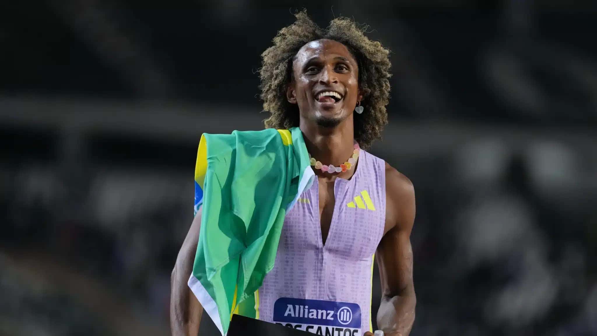 Alison dos Santos celebra feito histórico na Diamond League