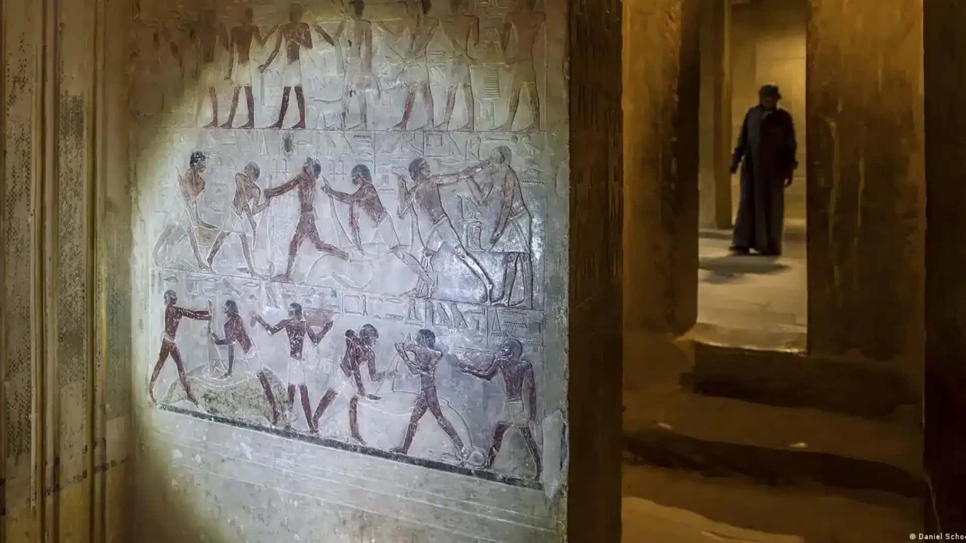 Arqueólogos acham no Egito ‘porta falsa’ que leva ao além