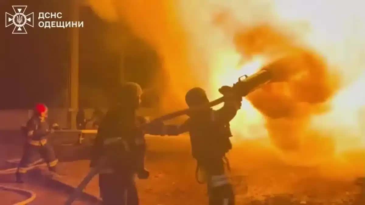 Ataque de drones da Rússia em Odessa, na Ucrânia, danifica infraestrutura de energia e transporte.