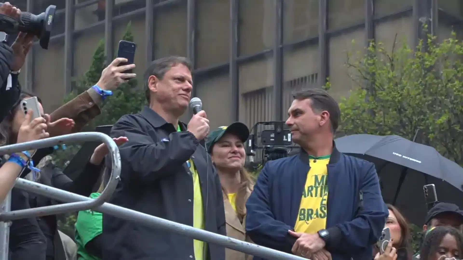 Tarcísio de Freitas (Republicanos), ao lado de Flávio Bolsonaro (PL), em ato na Avenida Paulista