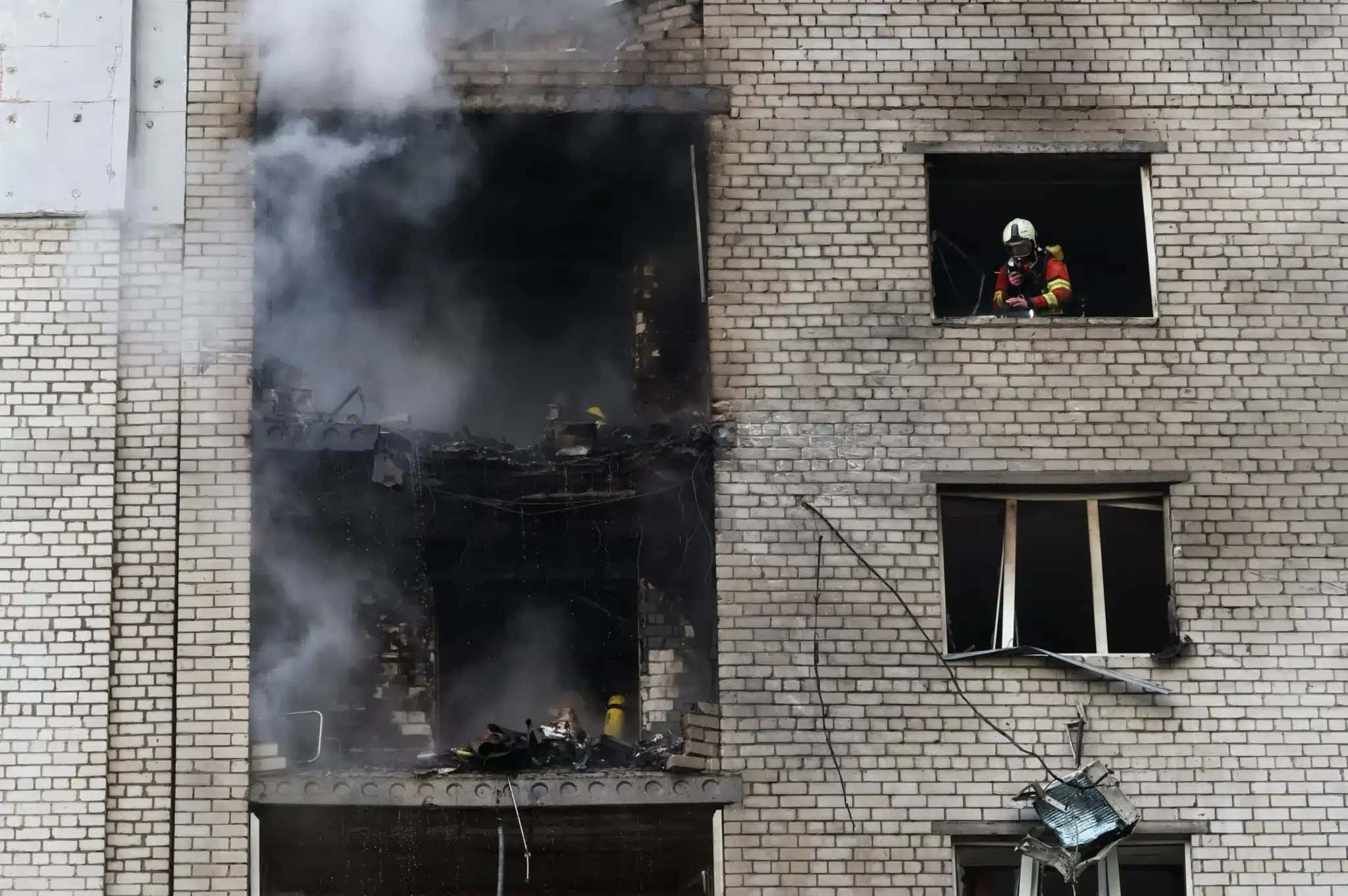 Bombeiros atuam no local de um prédio de apartamentos atingido por um ataque com um drone a jato russo em Kiev 25 de setembro de 2026 REUTERS/Thomas Peter