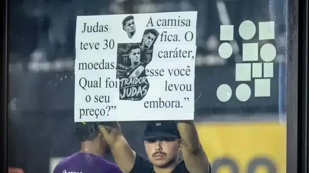 Torcida protesta contra Coutinho em São Januário