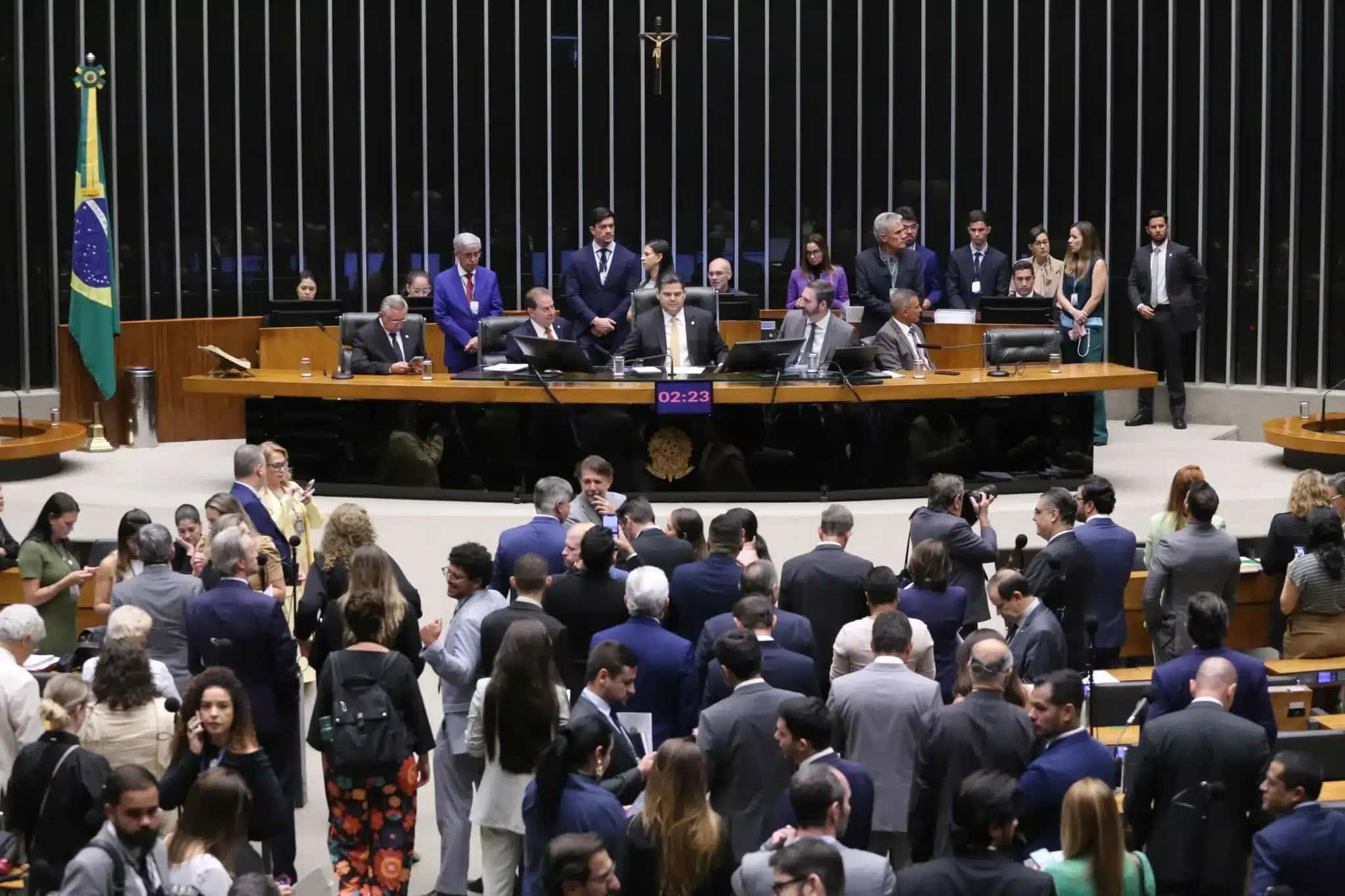 Deputados e senadores durante sessão conjunta do Congresso Nacional
