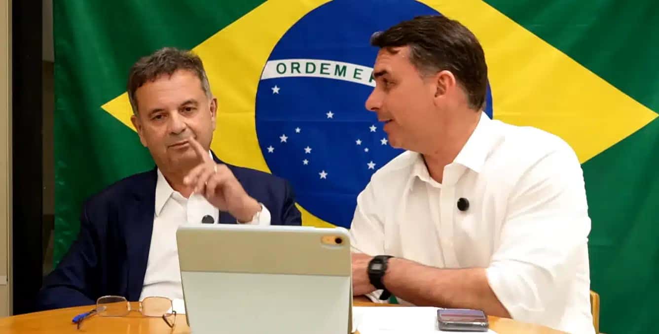 Rogério Marinho e Flávio Bolsonaro durante transmissão ao vivo do presidenciável