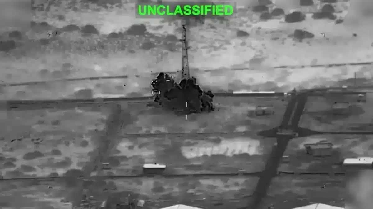 O Comando Central dos EUA divulgou imagens que, segundo afirmam, mostram ataques a sites de radar de vigilância costeira do Irã, com uma legenda informando que interceptaram múltiplos mísseis balísticos iranianos e drones lançados em direção ao Estreito de Ormuz e ao Golfo