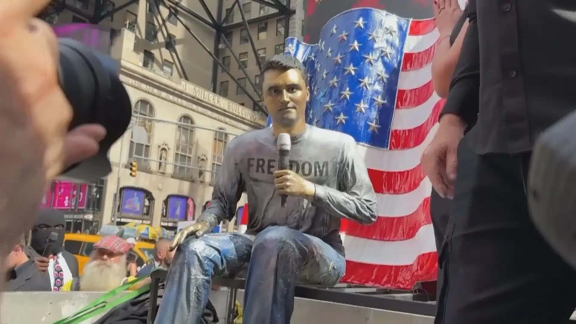 Estátua de Charlie Kirk inaugura em Nova York um ano após morte do ativista