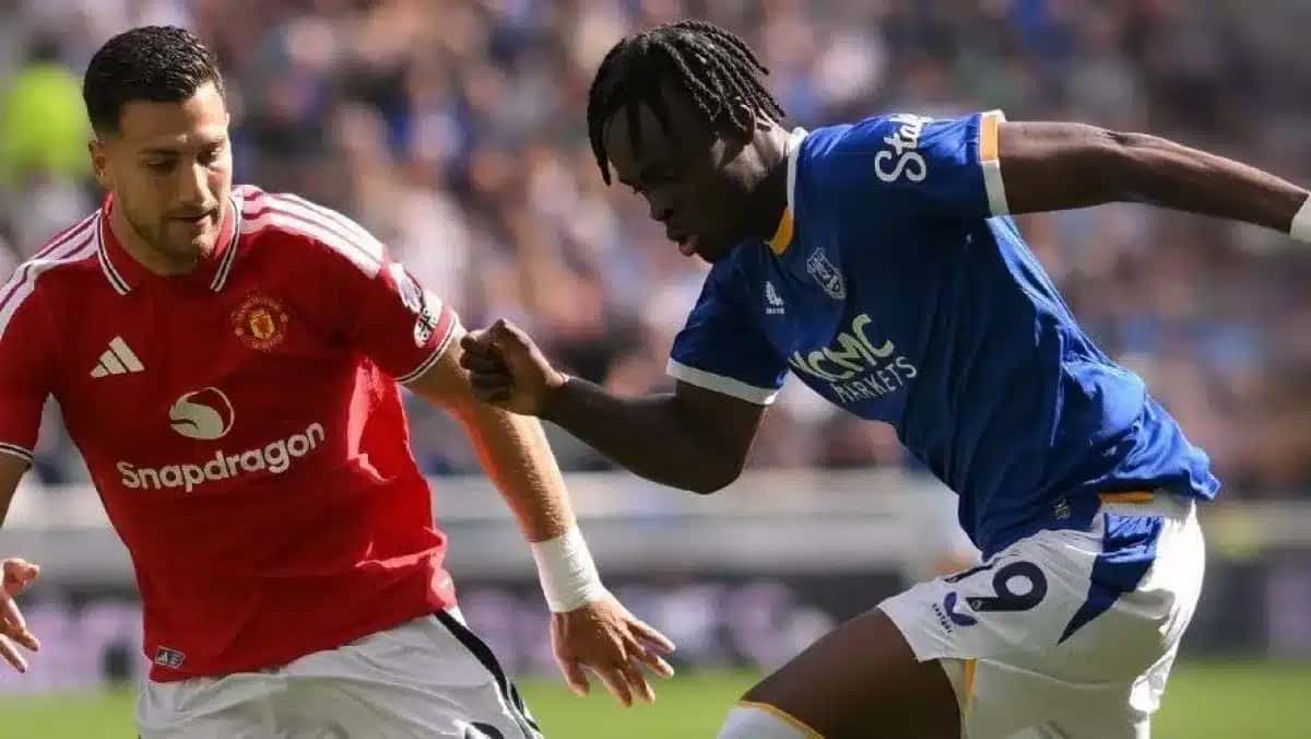 Everton empata com Manchester United com gol no fim