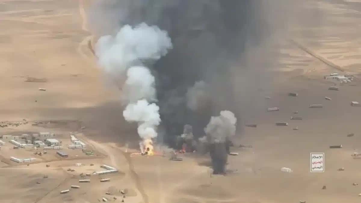 Fumaça sobe de caminhões em chamas na fronteira entre o Iêmen e a Arábia Saudita apósataque dos Houthis (08.09.26)