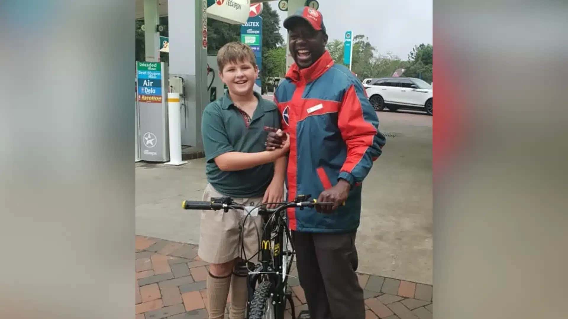 Menino economiza dinheiro para viagem e usa valor para comprar bicicleta para frentista
