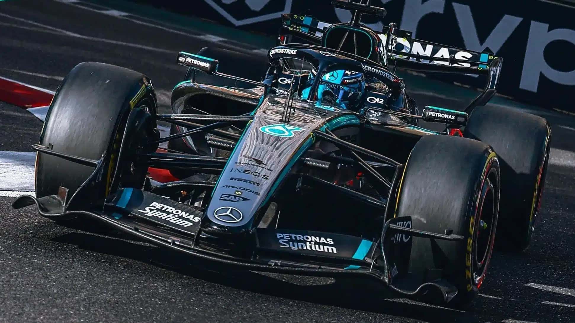Russell lidera segundo treino marcado por acidentes no GP do Azerbaijão