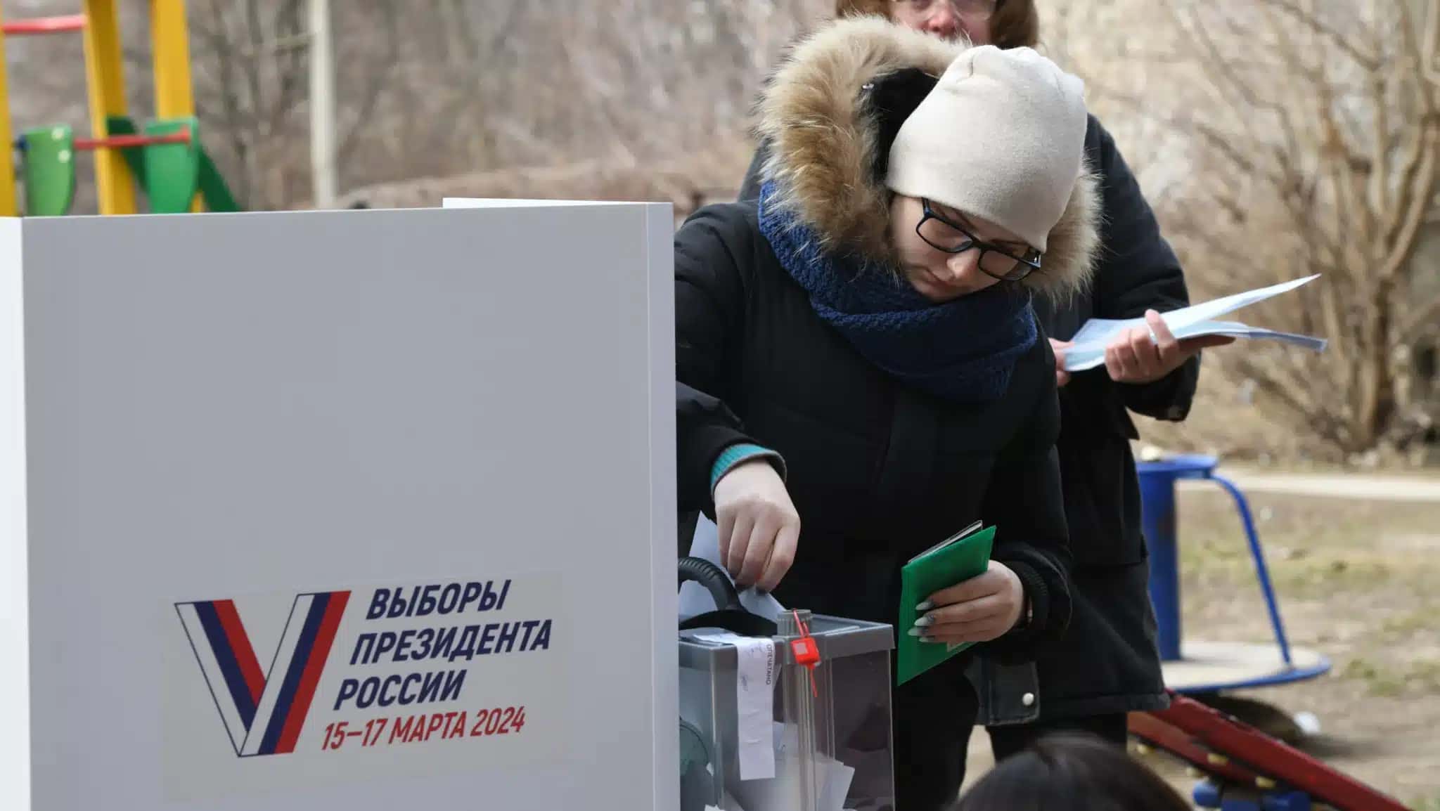 Pessoas votam em seção eleitoral móvel durante as eleições presidenciais da Rússia, em Donetsk, região da Ucrânia anexada pela Rússia na guerra