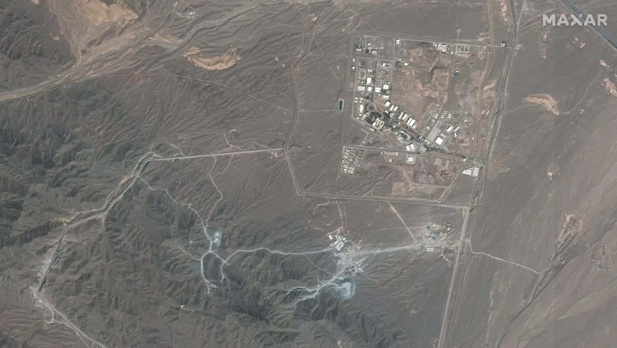 Imagem de satélite da Vantor mostra a instalação nuclear de Natanz e seu complexo de túneis subterrâneos adjacente, na Montanha Pickaxe, no Irã