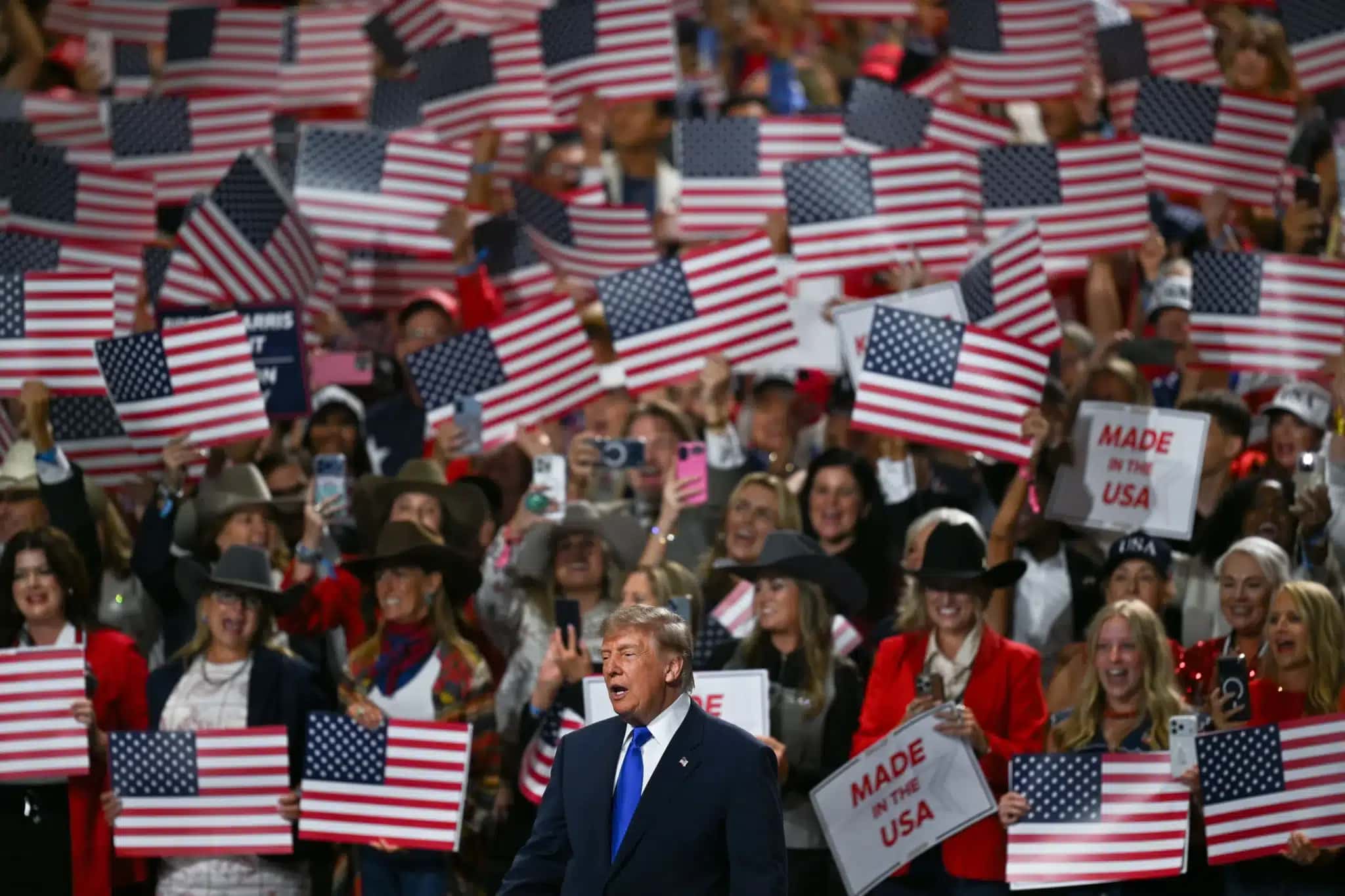 O presidente dos EUA, Donald Trump, sobe ao palco para discursar no primeiro dia da Convenção Nacional Republicana de 2026