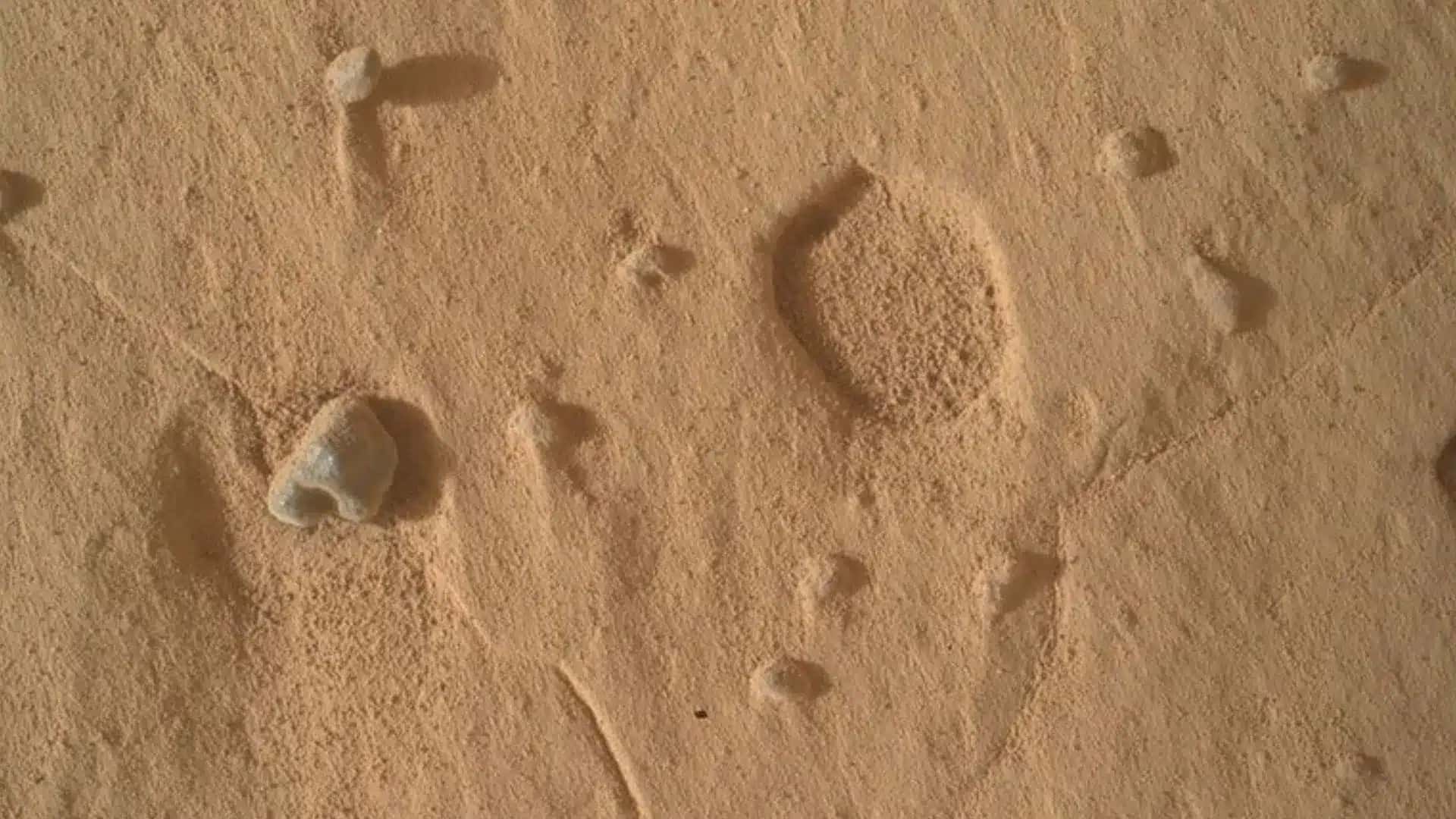 O rover Curiosity, robô da NASA que explore Marte, adquiriu esta imagem mostrando um exemplo de um poço largo que apareceu nas áreas de trabalho