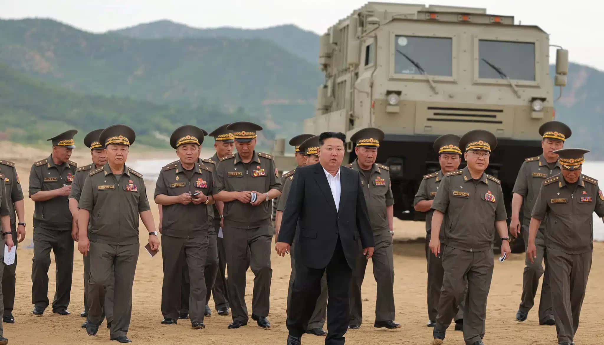 Líder norte-coreano, Kim Jong Un, supervisiona testes com armas 25 de junho de 2026 KCNA via REUTERS
