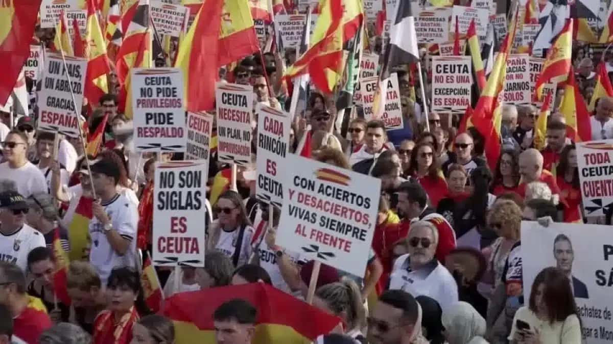 Manifestantes em Ceuta exigem que migrantes deixem o enclave espanhol