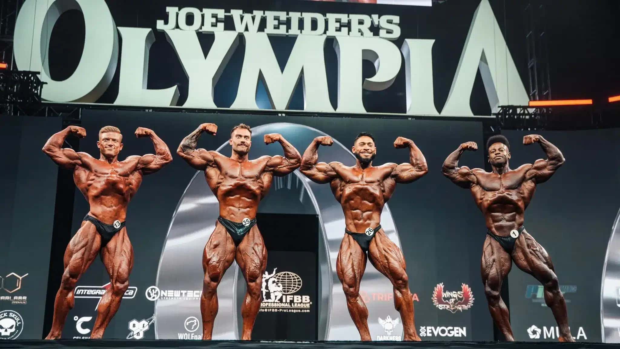 Cbum, segundo da esquerda para a direita, ficou com o título no Mr Olympia 2023; Dino é o terceiro da esq. para dir.