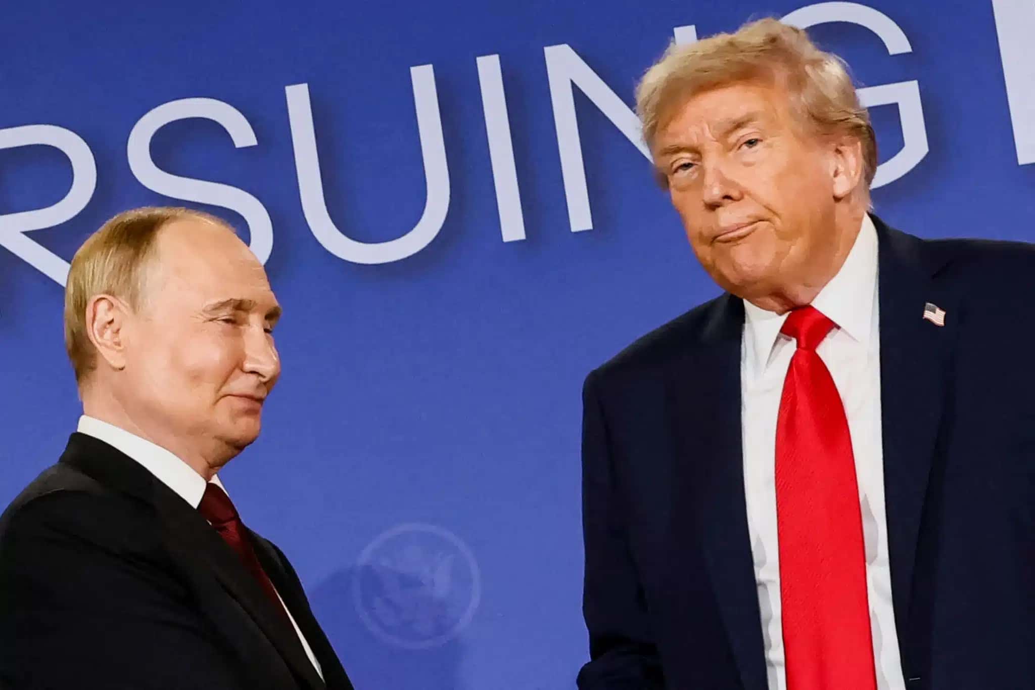 O presidente dos EUA, Donald Trump, e o presidente russo, Vladimir Putin, na Base Conjunta Elmendorf-Richardson, em Anchorage, Alasca, EUA 15 de agosto de 2025 REUTERS/Kevin Lamarque