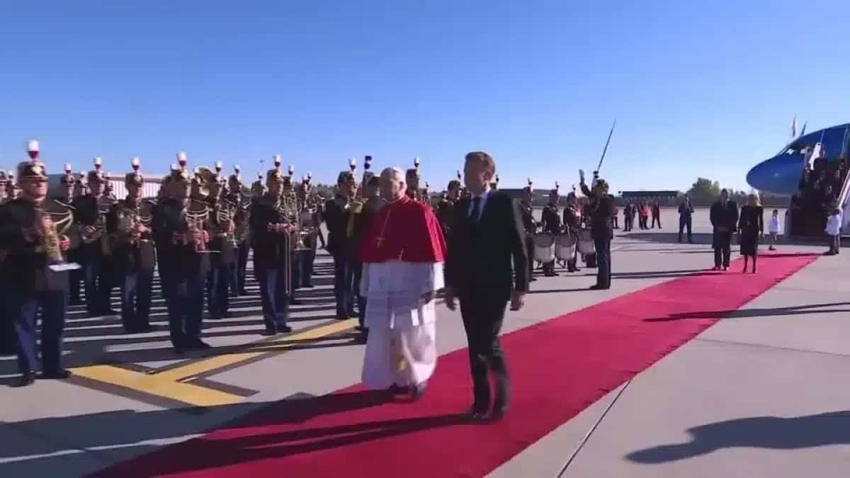O presidente francês dá as boas-vindas ao Papa Leão XIII à França.