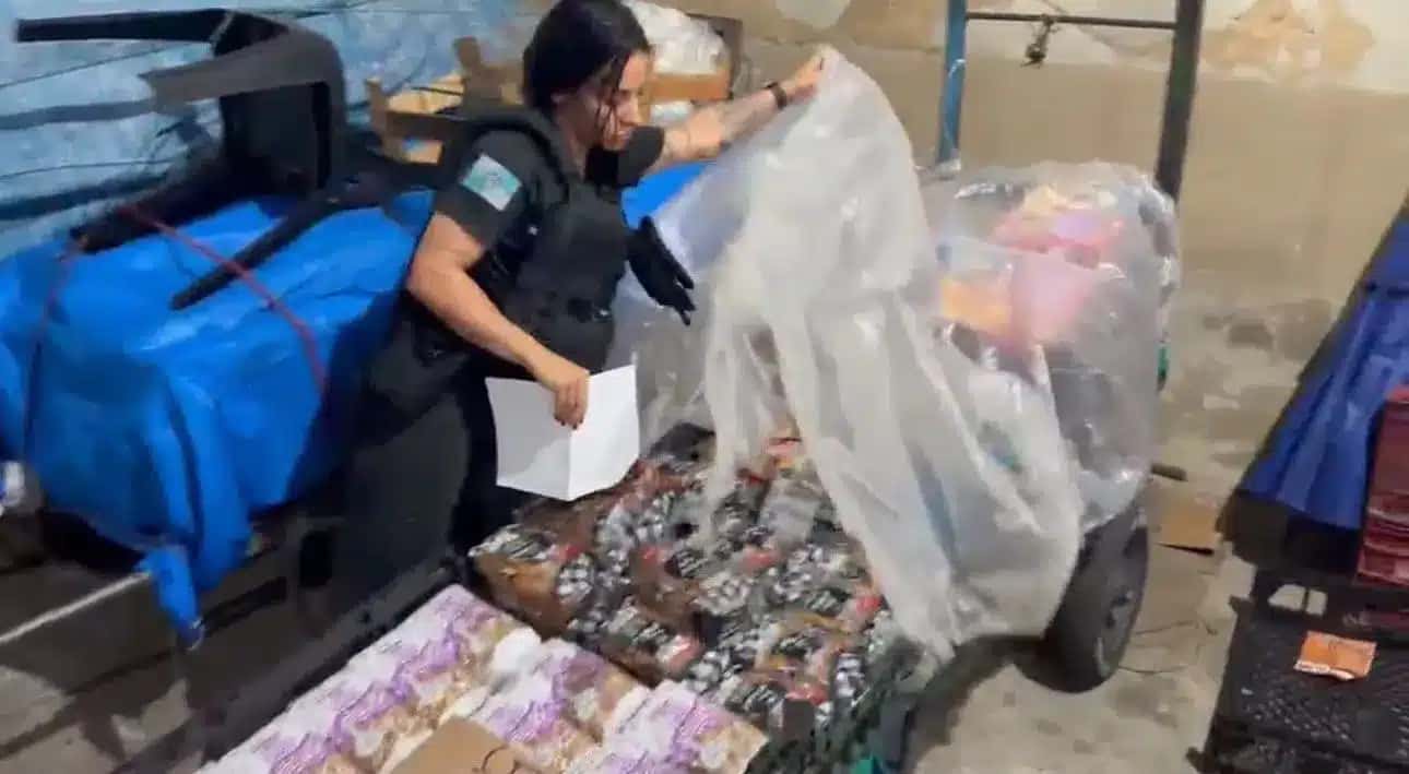 Policiais civis realizam diligências durante operação contra receptadores de cargas roubadas no Rio e na Baixada Fluminense.