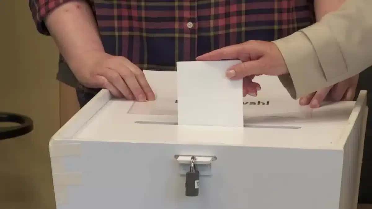 Principais candidatos votam em eleição estadual crucial em Mecklemburgo-Pomerânia Ocidental.