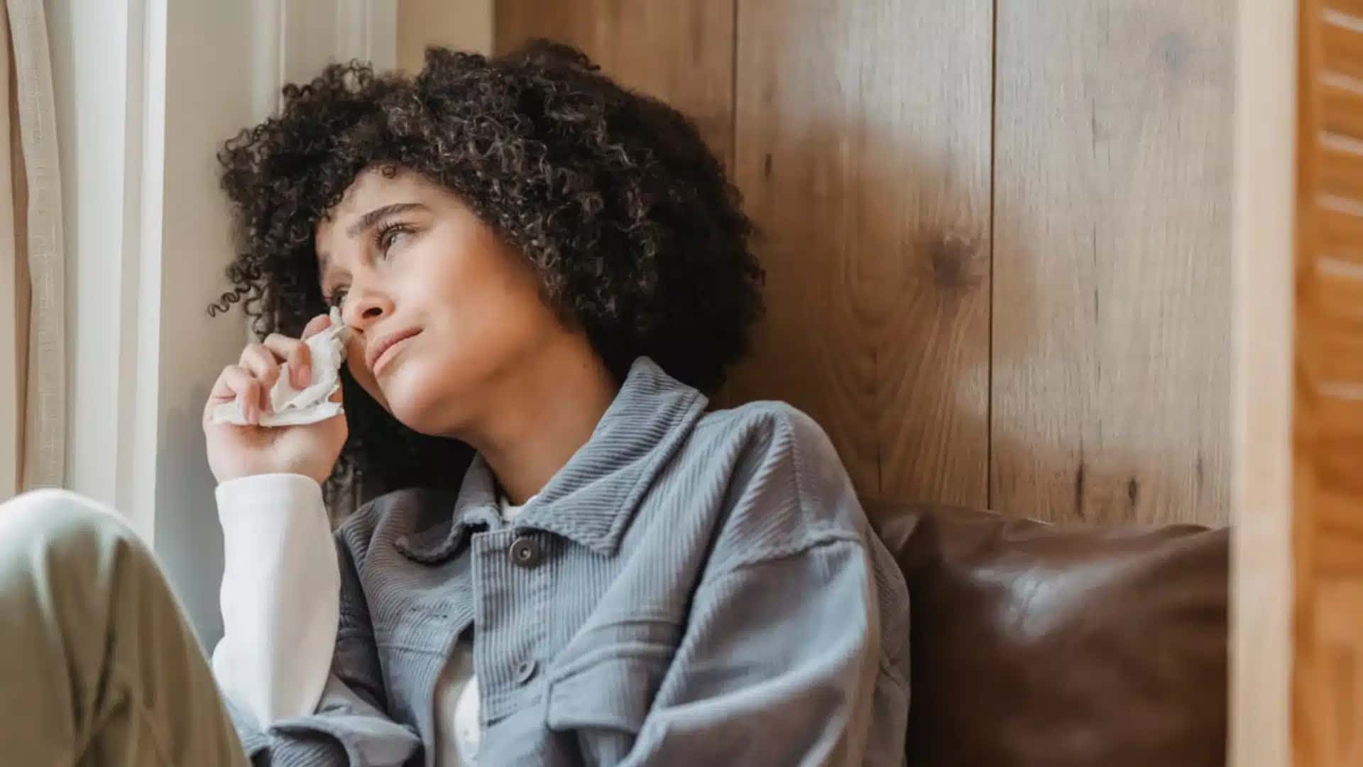 Começar a chorar durante uma discussão acalorada é uma maneira extremamente efetiva de desviar o foco do assunto em pauta. As lágrimas podem ser vistas como um sinal de fraqueza emocional ou até uma tentativa de manipulação, mas, para quem está chorando, costumam provocar sensações de descontrole e frustração. Quando entramos em um conflito, o sistema nervoso tem algumas opções para canalizar toda a energia emocional. Existem as reações de luta ou fuga, como quando alguém eleva a voz e fica agressivo, ou encerra a discussão e sai do recinto